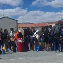 "Es inhumano": Denuncian demoras y falta de asistencia a turistas en el paso de Jama