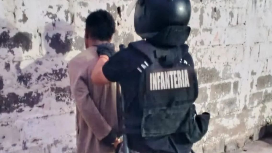 Jujeño salió corriendo como "tiro" por los techos de chapas: que hizo para que lo agarre la policía