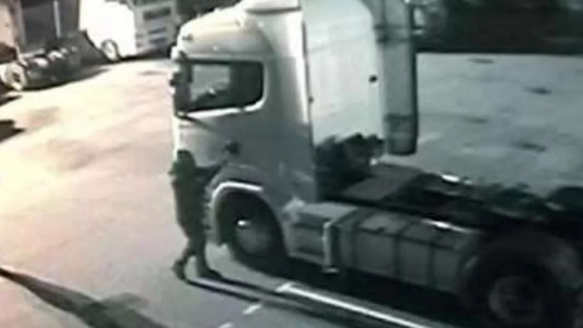 Aprovecharon que el camionero baj� a almorzar y le robaron 10 "palos" en Monterrico