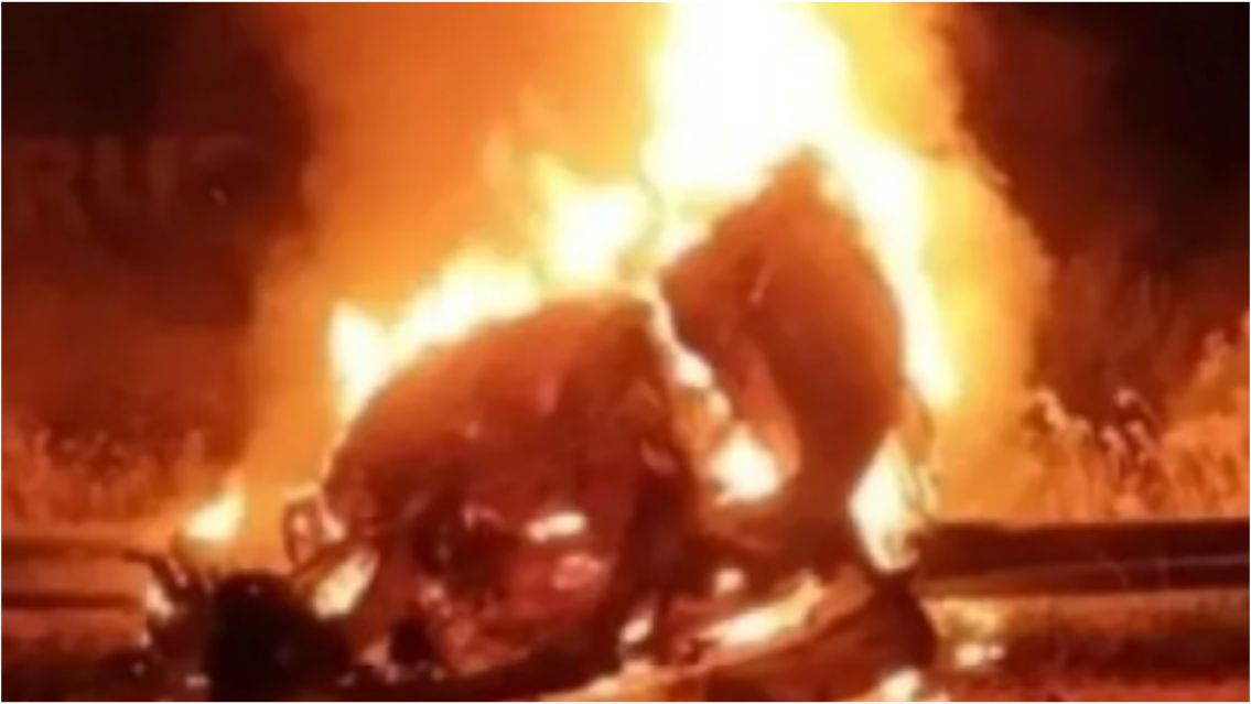 Horror en la ruta: volcó un auto, se incendió y hay una adolescente grave