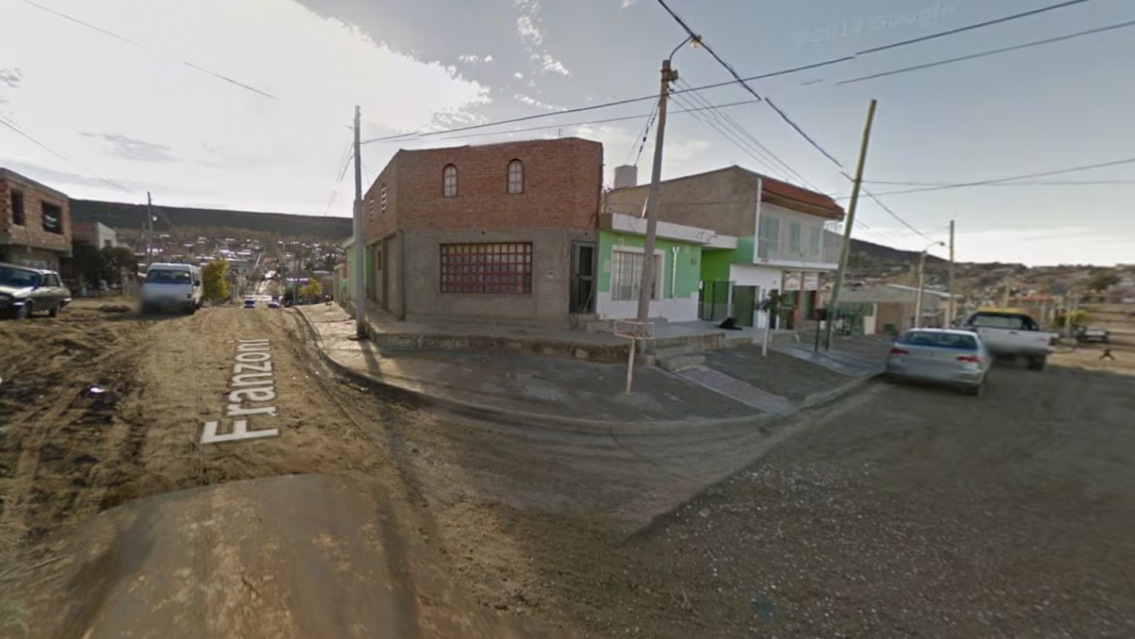 Una chica discutió con su novio, le clavó un cuchillo en la cabeza y escapó como si nada