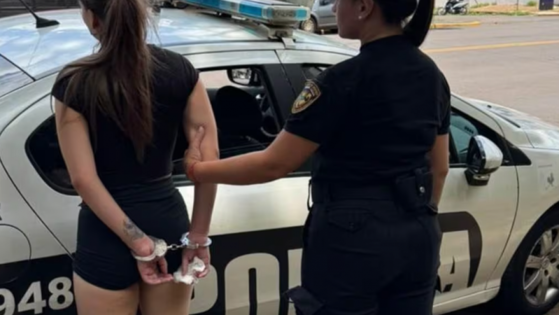 Jovencita le dispar� a su novio de 50 a�os y se la llevaron presa