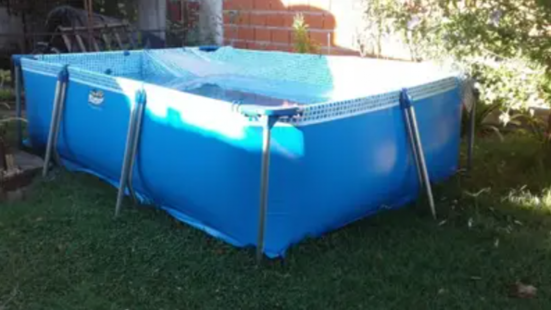 Una travesura en una pileta termin� en una violenta pelea entre vecinas