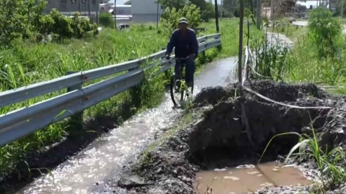 Denuncia en Palpalá: El acceso por Ruta 1 es un río y los peatones corren peligro
