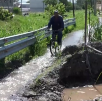 Denuncia en Palpalá: El acceso por Ruta 1 es un río y los peatones corren peligro