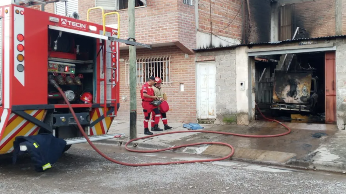 Voraz incendio en una casa de Jujuy: una mujer qued� herida y su perrito muri�