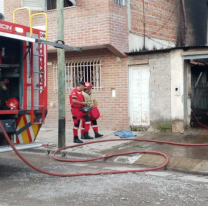 Voraz incendio en una casa de Jujuy: una mujer quedó herida y su perrito murió
