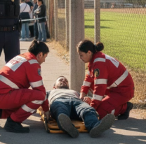 Periqueño dormía tranquilo en la calle hasta que apareció su enemigo de toda la vida