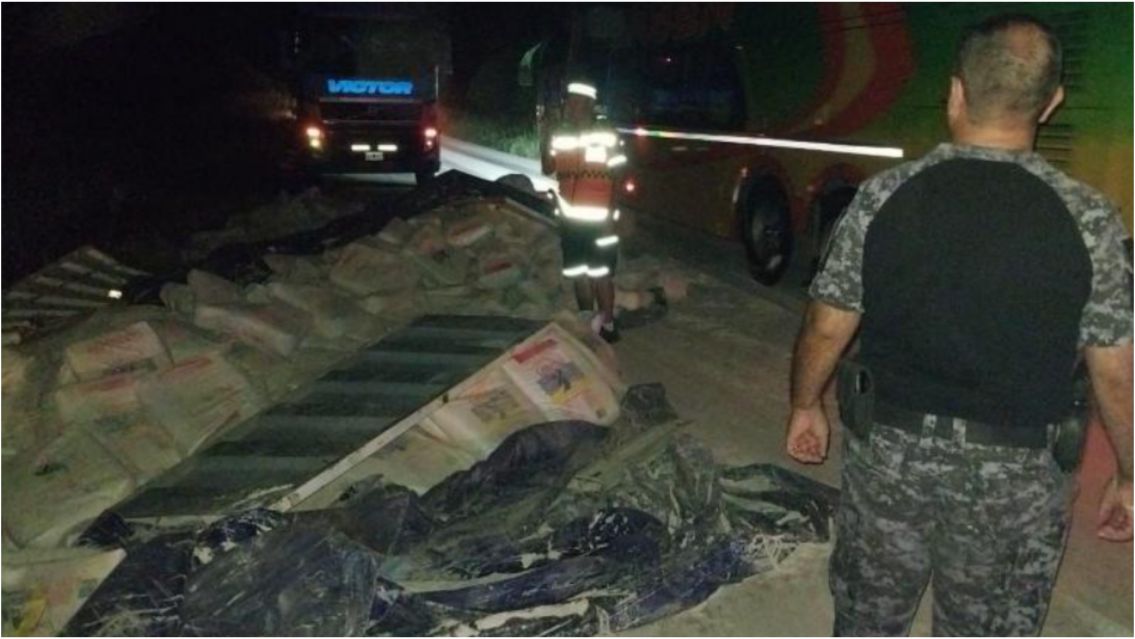 Camionero jujeño volcó en Córdoba y por poco termina en tragedia