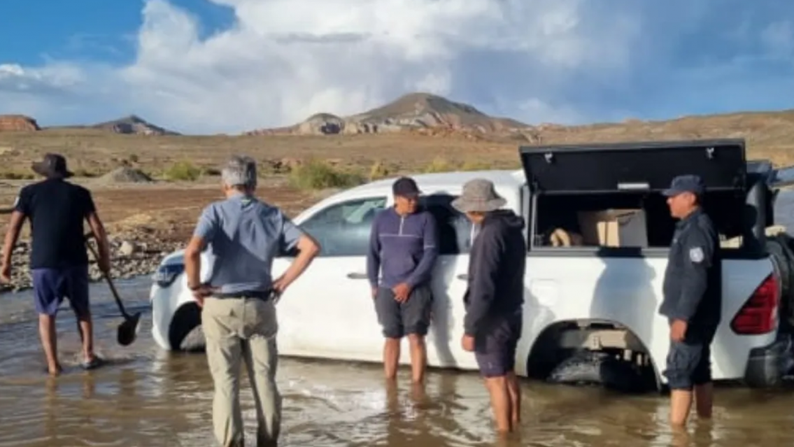 Una pareja de italianos qudaron atrapados en un río de Jujuy: la crecida casi se los lleva