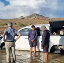 Una pareja de italianos qudaron atrapados en un río de Jujuy: la crecida casi se los lleva