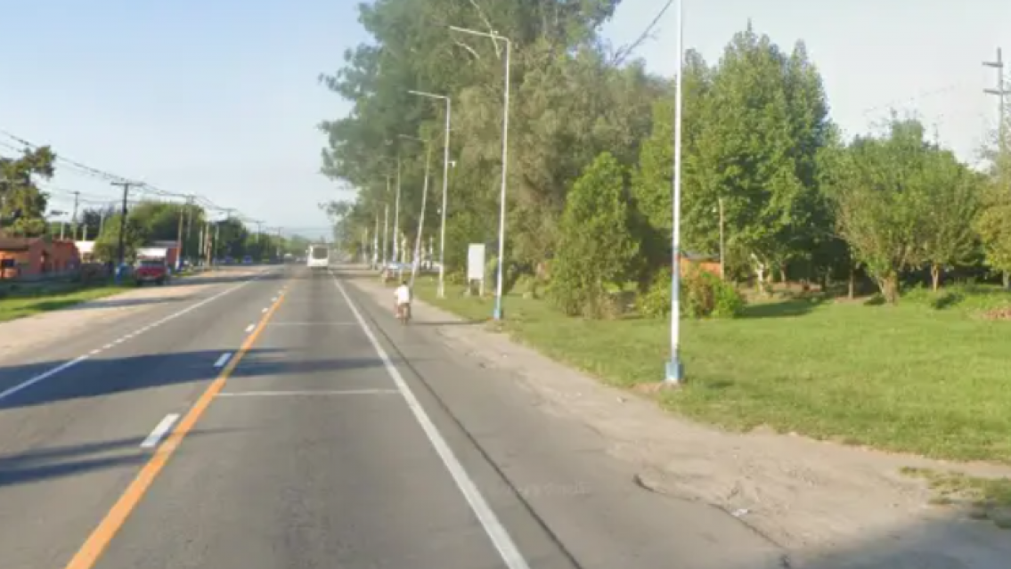 Muri� un motociclista tras ser arrollado por dos autos en plena ruta