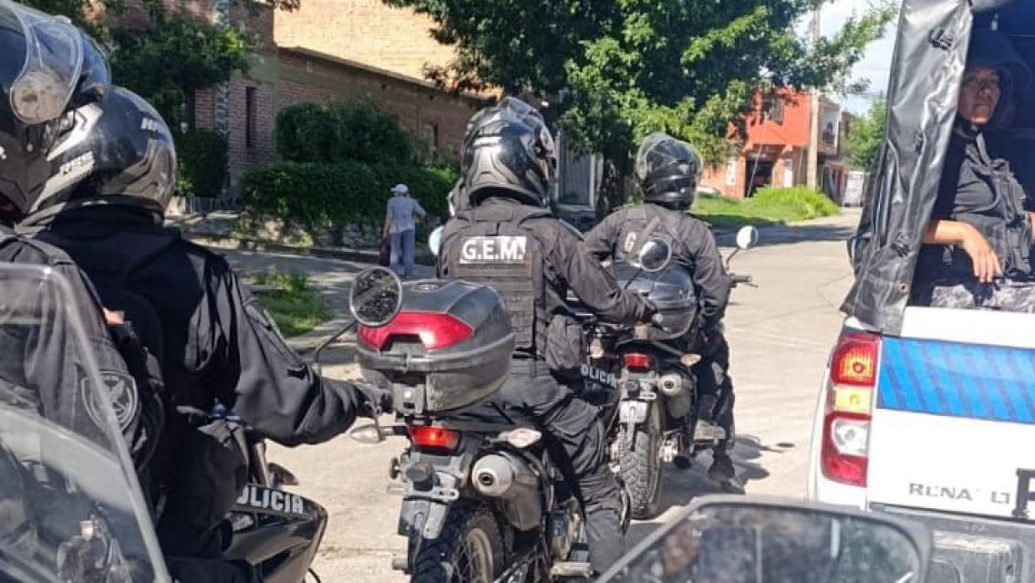 Cayó el líder de los "patoteritos" de Cuayaya: vieron a los policías y empezaron a tirarles piedras