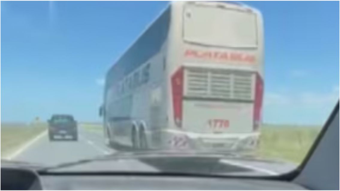 Dos amigos persiguieron a un colectivo por la ruta: el ins�lito motivo