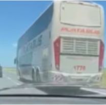 Dos amigos persiguieron a un colectivo por la ruta: el insólito motivo