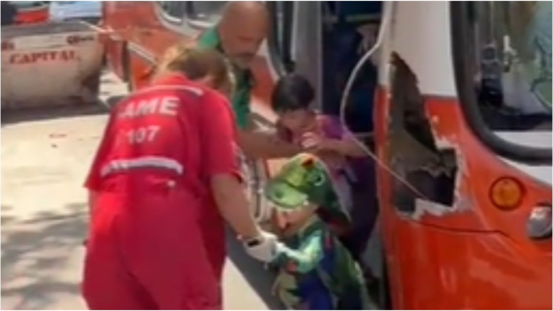 Fuerte choque de un colectivo escolar contra un contenedor: llevaba 28 niños