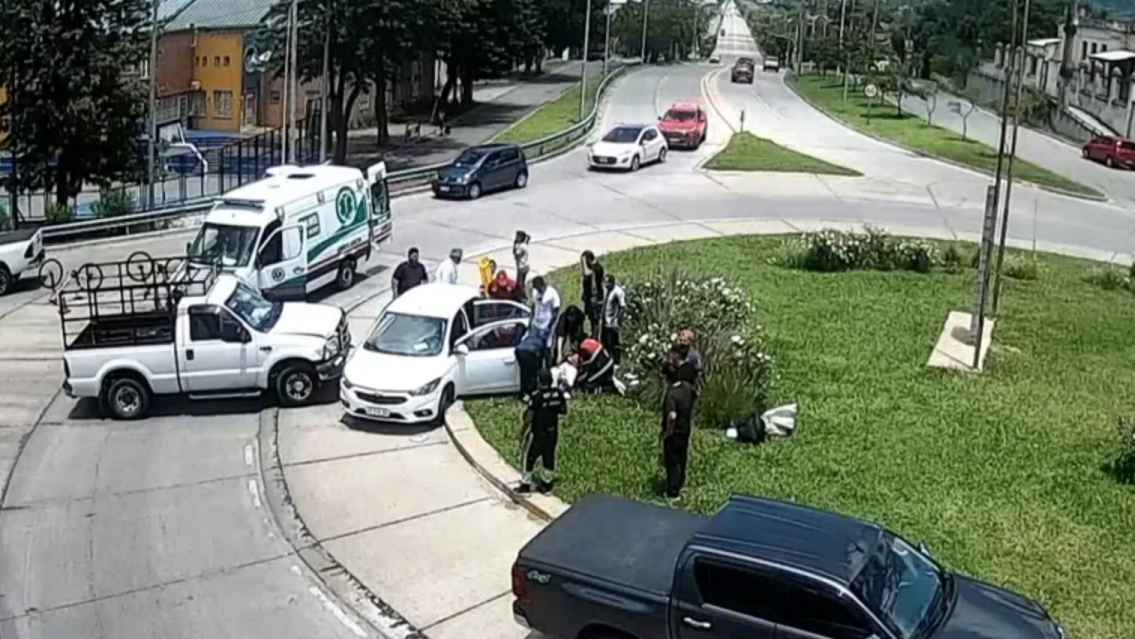 Accidente en Jujuy: Se descompens� al volante, choc� y una mujer qued� atrapada