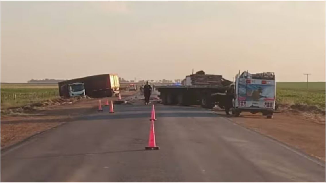 Violento choque entre dos camiones: un conductor murió en el acto