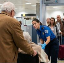 Horror en el aeropuerto: abuelo intent&oacute; volar con su esposa sin vida