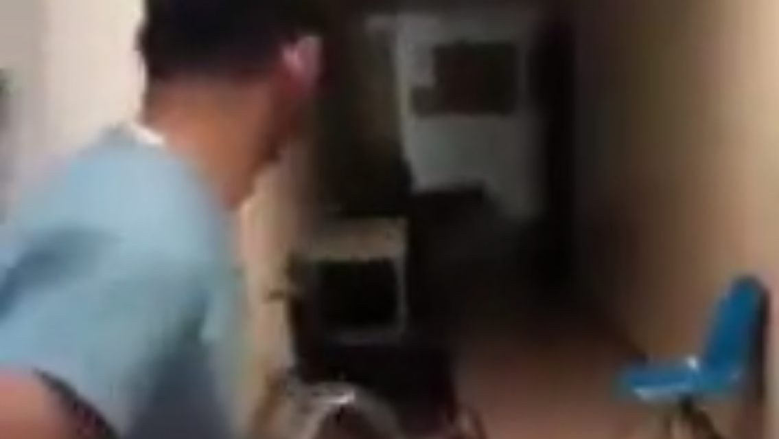 M�dicos grabaron a un "fantasma" saliendo del quir�fano: salieron corriendo