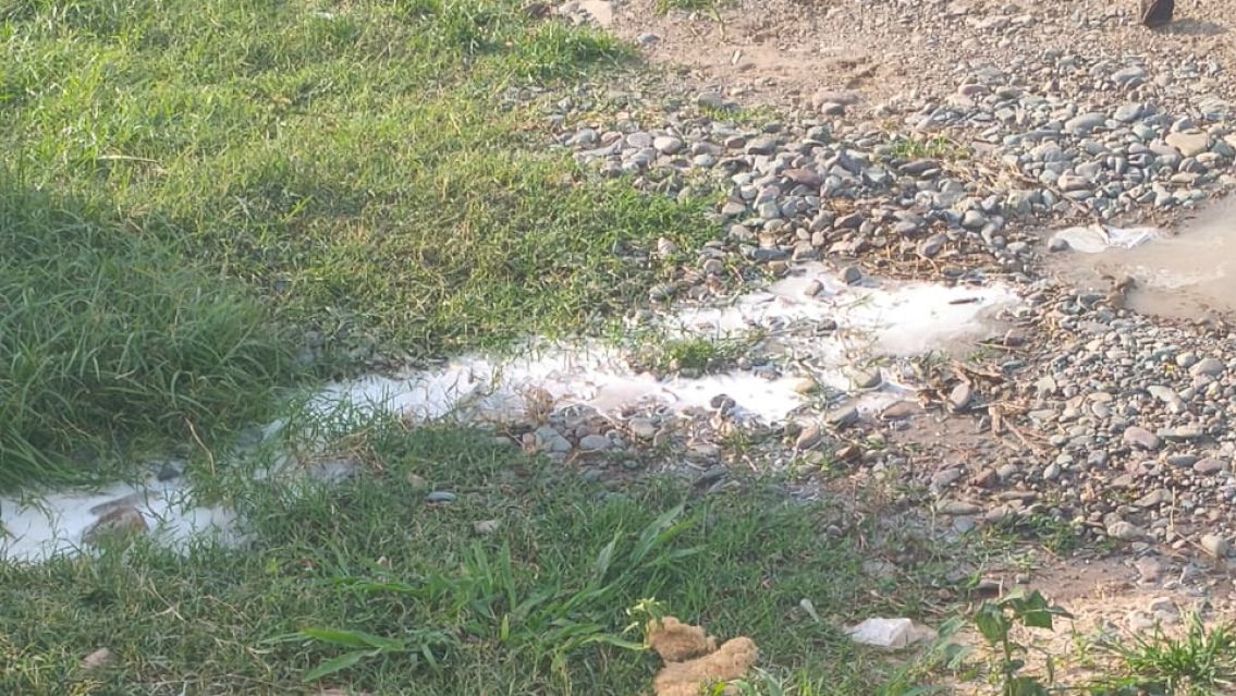 Bronca en Alto Comedero: denuncian que una familia tira l�quidos cloacales a la calle