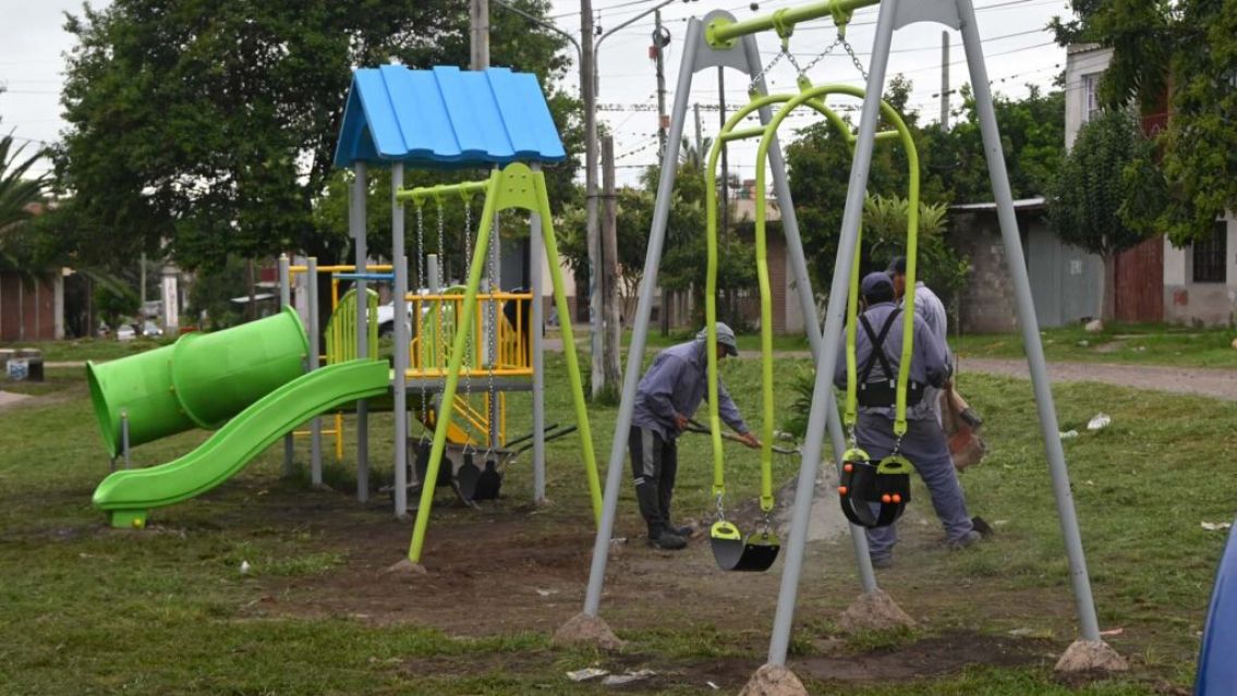 El intendente busca recuperar el cari�o en Alto Comedero: puso juegos en una plaza