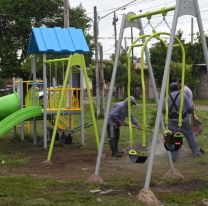 El intendente busca recuperar el cari&ntilde;o en Alto Comedero: puso juegos en una plaza