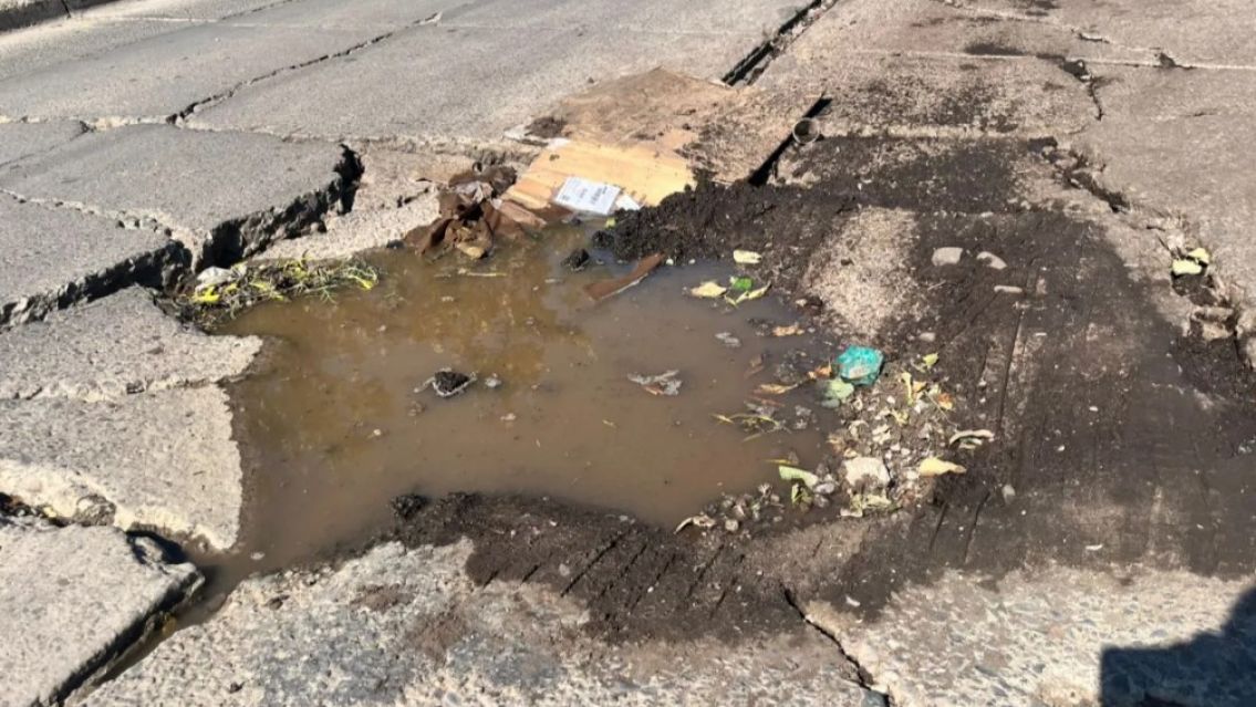 "Sitiados por los pozos": la bronca de los vecinos de un barrio contra la muni de Palpalá