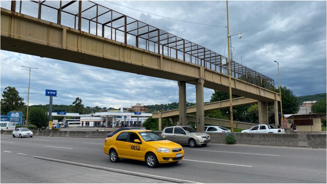 Pasarelas inseguras: tierra de nadie por culpa de las motos