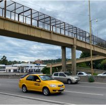 Pasarelas inseguras: tierra de nadie por culpa de las motos