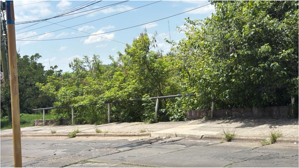 Alerta por una baranda en mal estado: vecinos temen una tragedia en calle Libertad