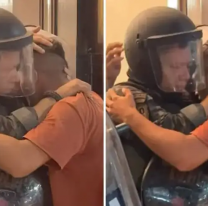 El abrazo de contención que le dio un policía a un hombre cuya hija fue abusada