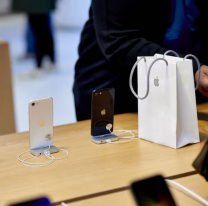 Celulares en ca&iacute;da libre: los iPhone bajan fuerte sus precios en Argentina