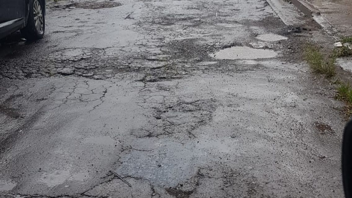 Vecinos furiosos por el abandono de una calle clave en Cuyaya