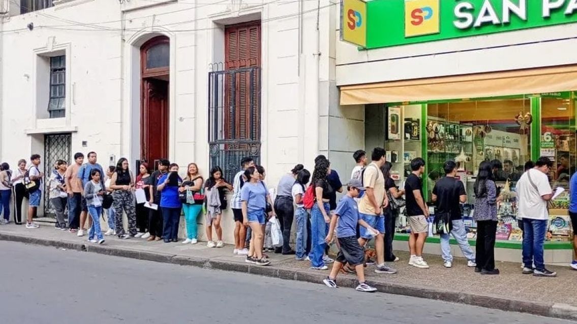 Librería jujeña busca empleados: una fila larguísima de jóvenes para dejar CV levantó polémica