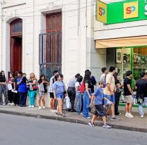Librer&iacute;a juje&ntilde;a busca empleados: una fila largu&iacute;sima de j&oacute;venes para dejar CV levant&oacute; pol&eacute;mica