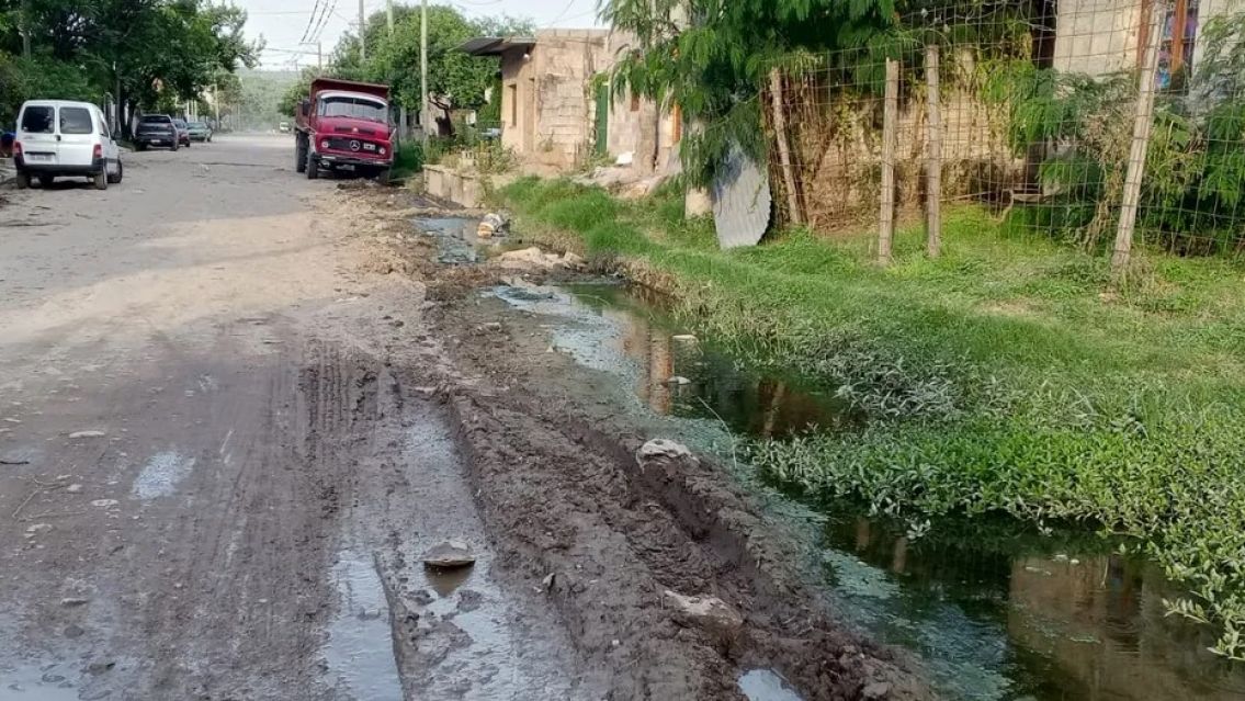 Barro y dengue: el calvario de una cuadra olvidada por la gestión del Chuli Jorge