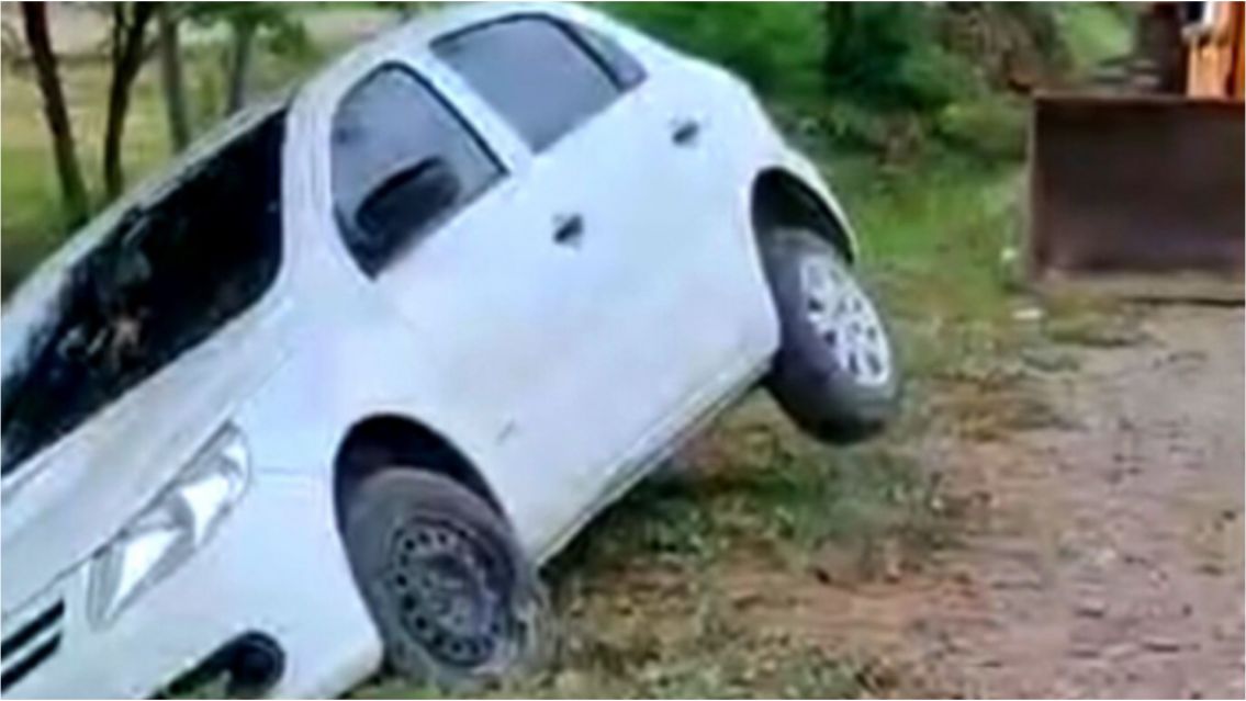 Auto quedó colgando sobre un canal: casi termina en tragedia