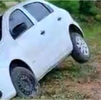 Auto quedó colgando sobre un canal: casi termina en tragedia