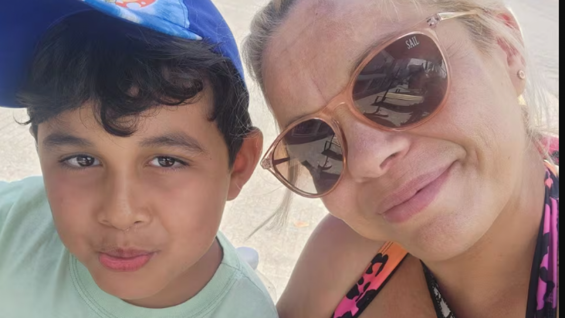 Jeringas, bisturí y más objetos: qué había en el baño donde encontraron muertos a una mujer y su hijo
