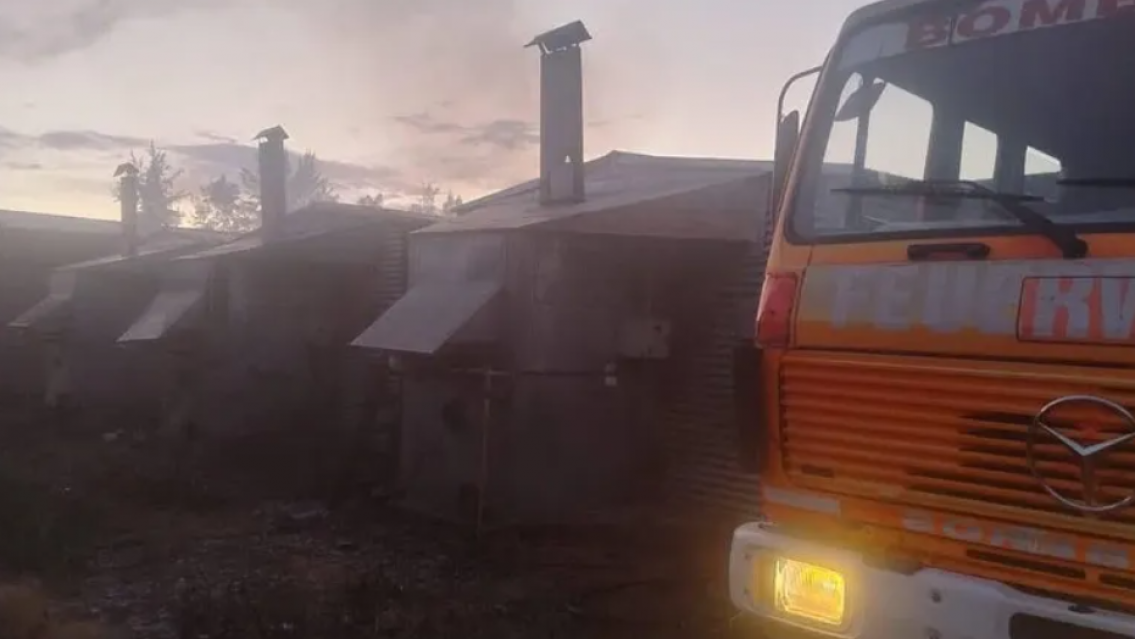 Momentos de tensi�n por un incendio en un secadero de tabaco en Monterrico