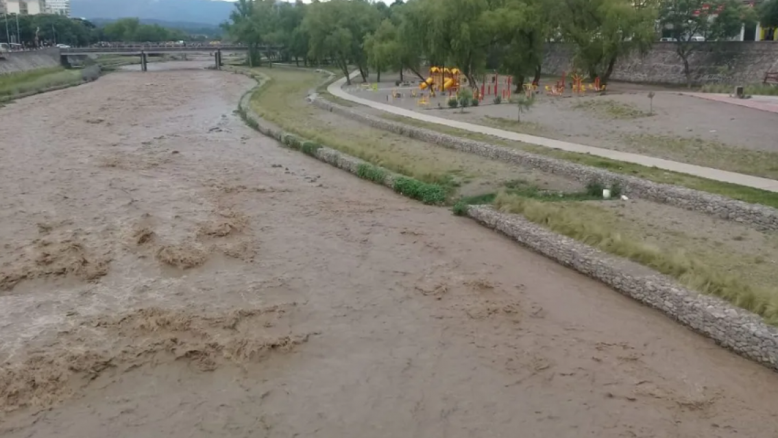 Calles bajo agua: siguen los cortes por la crecida del Xibi Xibi