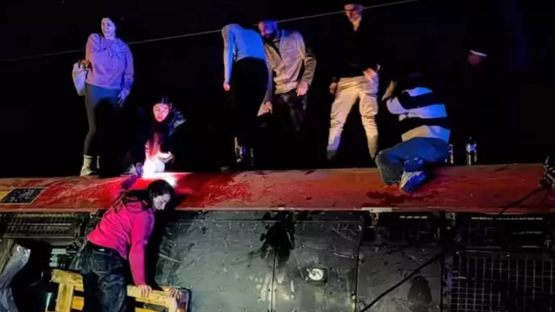 Tragedia en las vías: chocaron dos trenes de frente y hay al menos 39 muertos