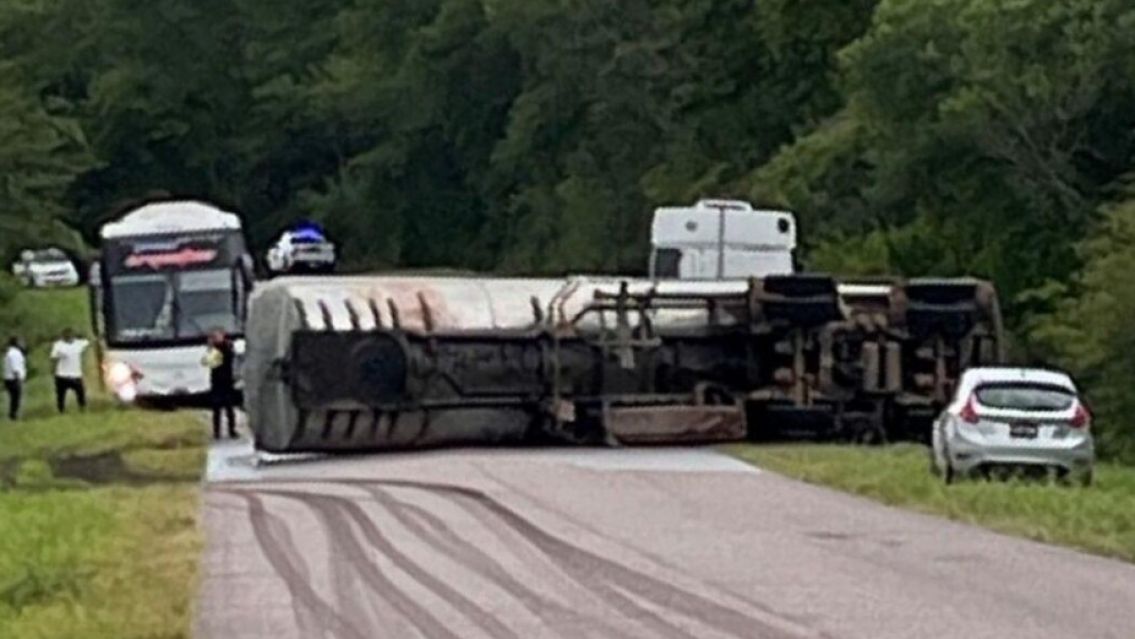 Camionero borracho volcó con su cisterna y bloqueó el paso en una ruta de Jujuy