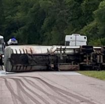 Camionero borracho volc&oacute; con su cisterna y bloque&oacute; el paso en una ruta de Jujuy