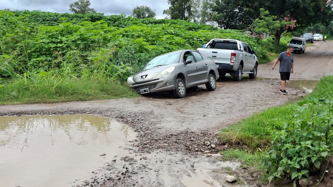 Palpalá: un auto quedó metido en un pozo por el mal estado de las calles