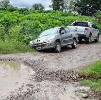 Palpal&aacute;: un auto qued&oacute; metido en un pozo por el mal estado de las calles