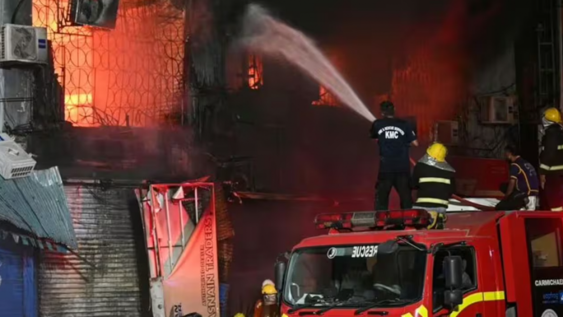Murieron 11, hay 20 heridos y 60 desaparecidos: conmoci�n por un grave incendio en un shopping