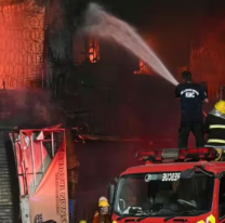 Murieron 11, hay 20 heridos y 60 desaparecidos: conmoci&oacute;n por un grave incendio en un shopping