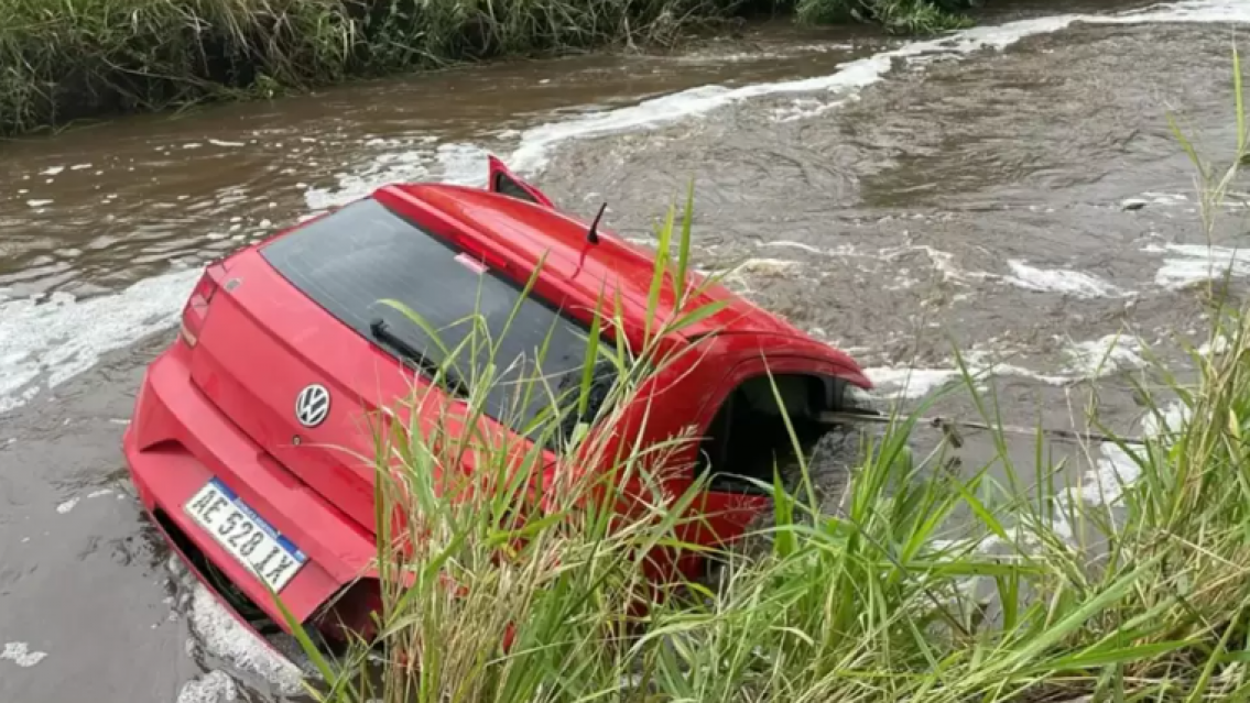 Un auto cay� a un canal: murieron dos ni�os y un adulto